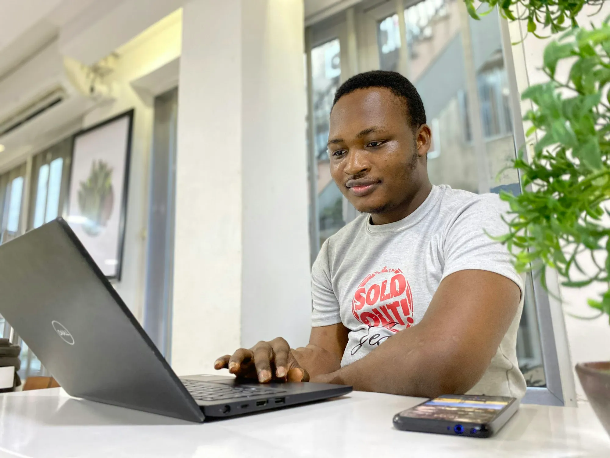 Développeur au travail sur ordinateur