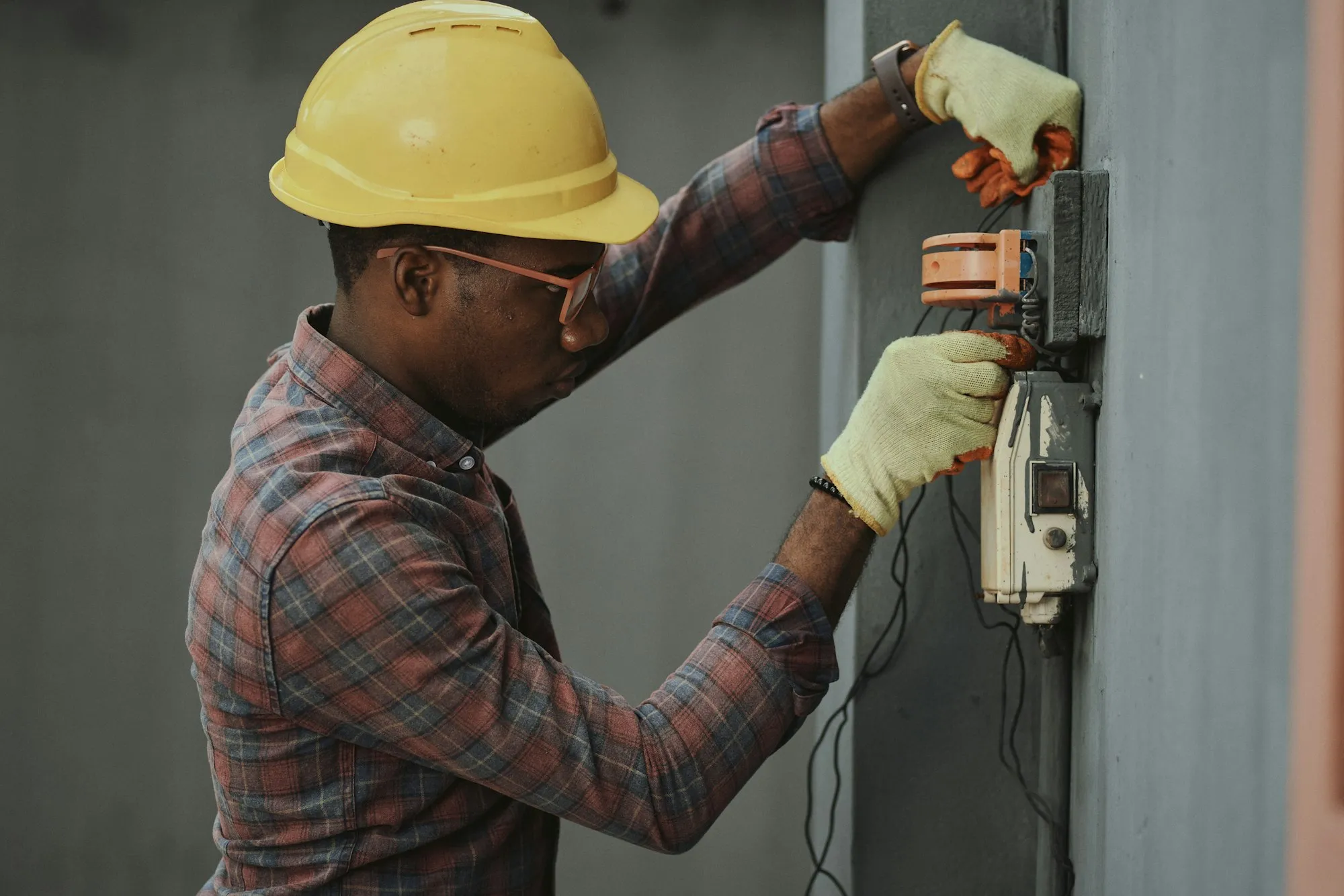 Technicien au travail sur une installation